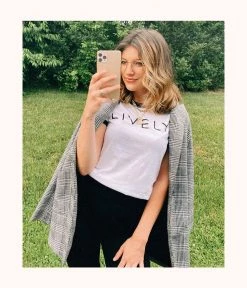 Wearlively The Crew Tee: White/Black Categories