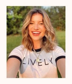 Wearlively The Crew Tee: White/Black Categories