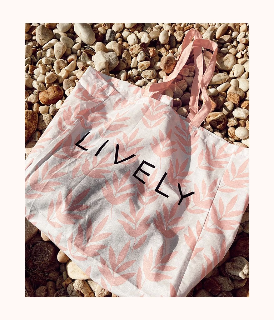 Wearlively The Retro Petal Tote: Powder Pink/White Categories